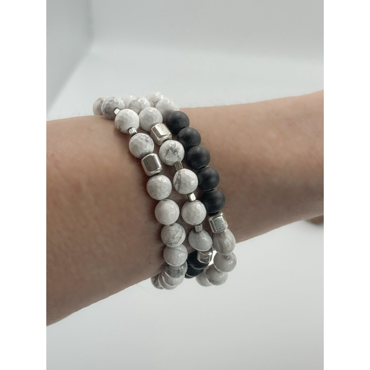 White Faceted Howlite and Matte Black Onyx Beads Bracelet.